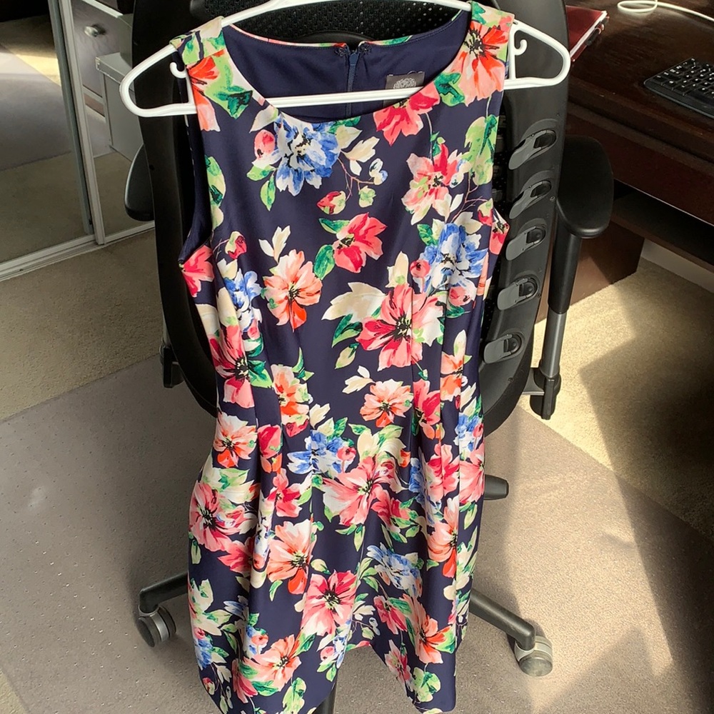 Floral Vince Camuto dress with pockets!